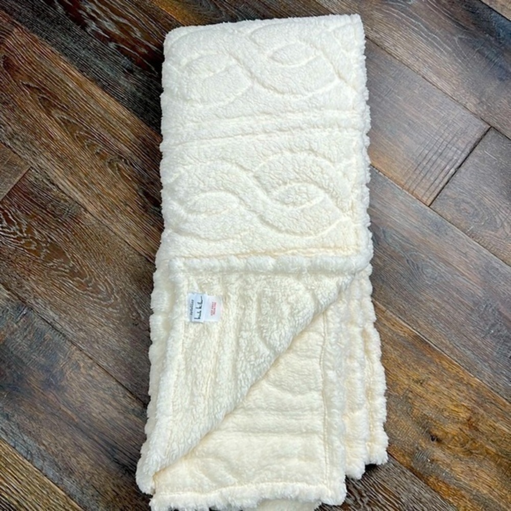 Nicole Miller - ‘Cable Sherpa’ cream plush throw. NWT